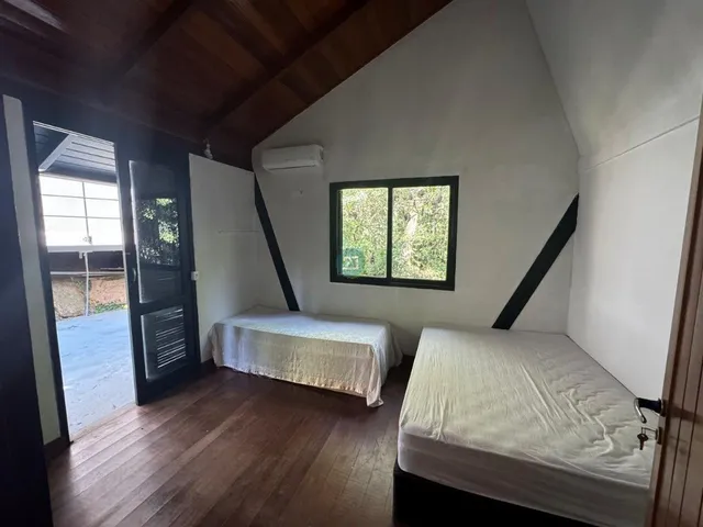 Imagem 3: Alugo Casa no Campeche, 03 quartos, móveis planejados, com piscina, em condomínio em