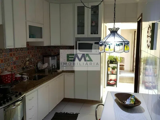 Imagem: A casa possui 3 Dormitórios, 1 Suíte, 3 Banheiros, 2