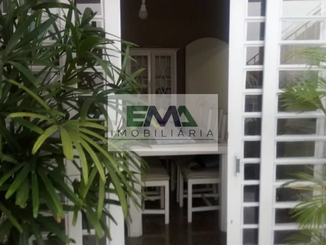 Imagem: A casa possui 3 Dormitórios, 1 Suíte, 3 Banheiros, 2