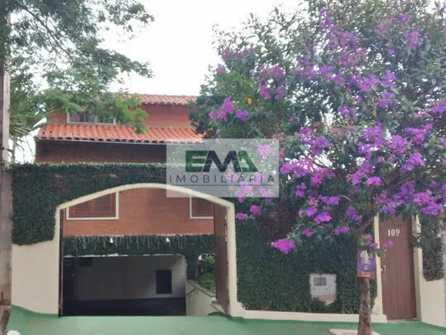 Imagem: A casa possui 6 Dormitórios, 2 Suítes, 6 Banheiros, 4