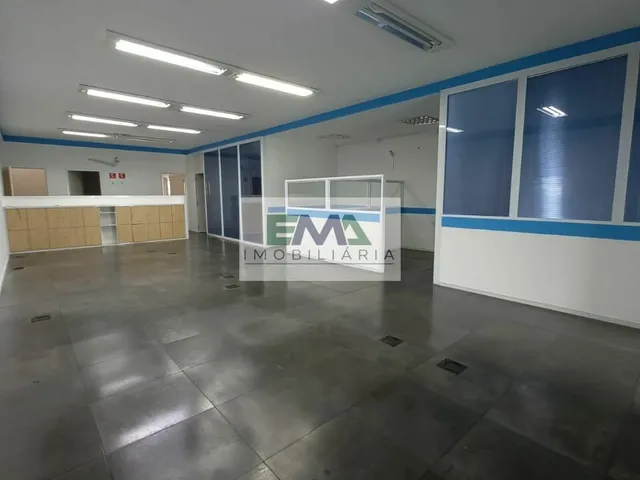 Imagem: A loja possui 8 Banheiros, 10 Vagas na garagem, 240m² de