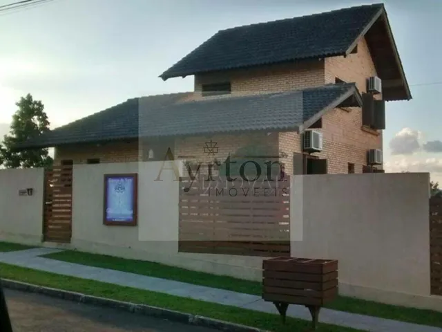 Imagem: A casa possui 6 Dormitórios, 1 Suíte, 3 Banheiros, 5