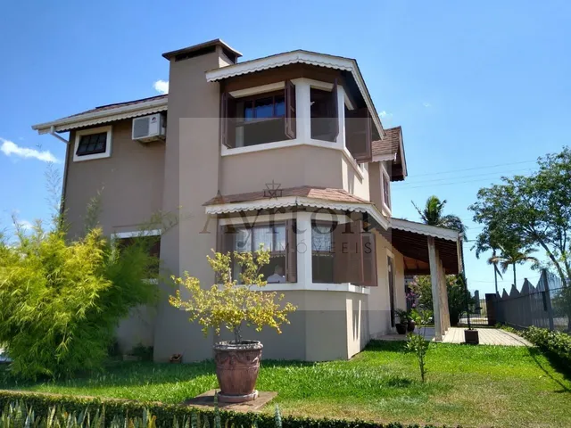 Imagem: A casa possui 6 Dormitórios, 3 Suítes, 2 Banheiros, 2