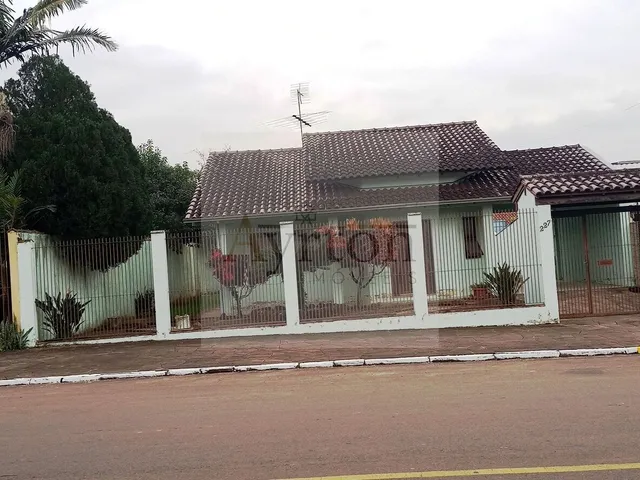 Imagem: A casa possui 5 Dormitórios, 1 Banheiro, 2 Vagas na