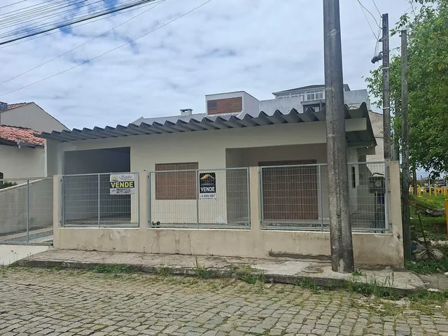 Imagem: A casa possui 2 Dormitórios, 1 Suíte, 2 Banheiros, 2