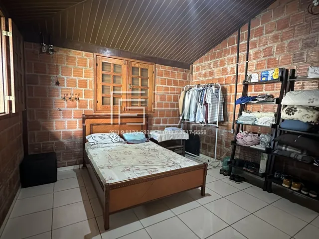 Imagem 12: Casa Espaçosa com Amplo Gramado