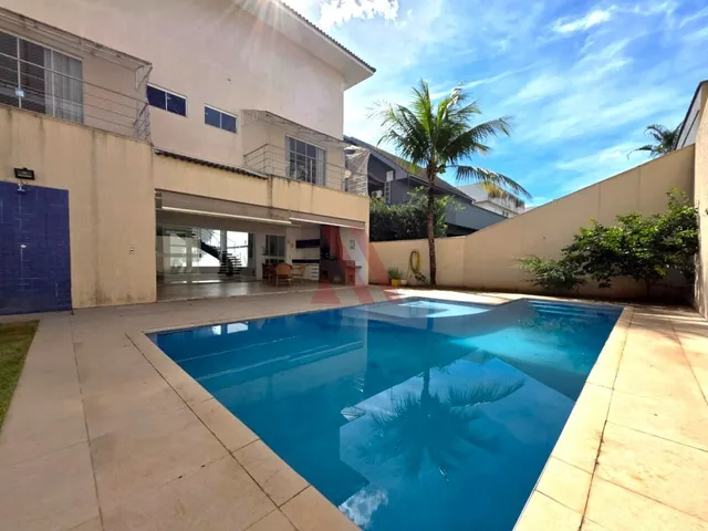 Imagem: A casa em condomínio possui 5 Dormitórios, 3 Suítes, 5