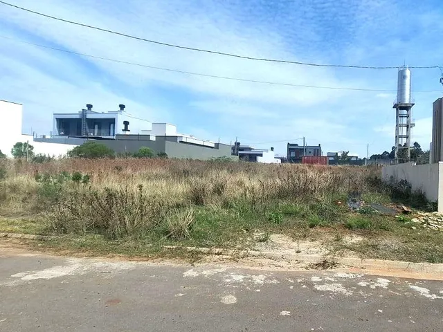 Imagem: Terreno plano acima do nível da rua no