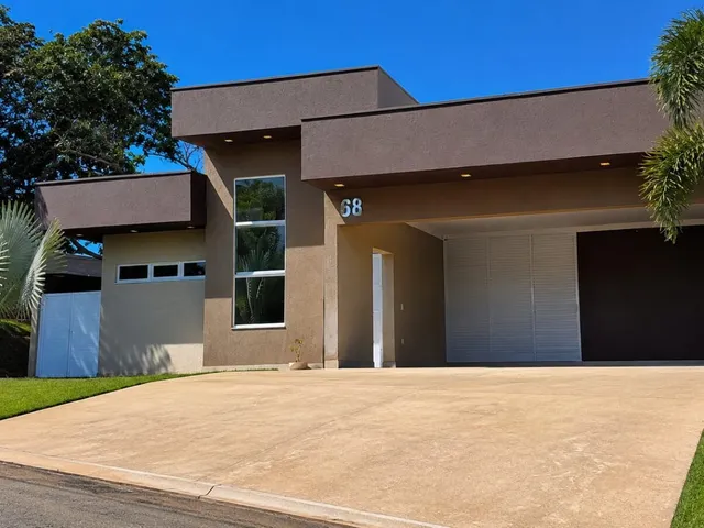 Imagem: A casa possui 4 Dormitórios, 1 Suíte, 1 Banheiro, 3 Vagas