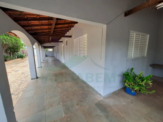Imagem: A casa possui 4 Dormitórios, 1 Suíte, 1 Banheiro, 2 Vagas