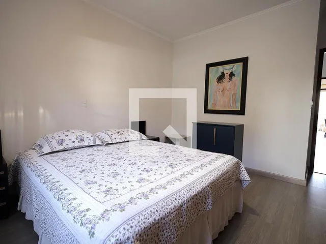 Imagem 7: Localizada na vibrante cidade de Santo André, esta encantadora casa oferece um espaço
