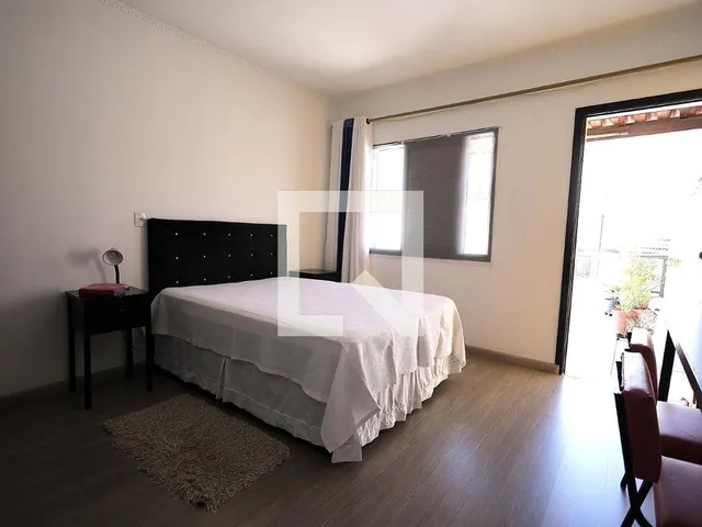 Imagem 2: Localizada na vibrante cidade de Santo André, esta encantadora casa oferece um espaço