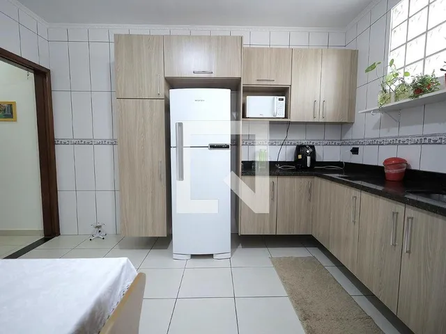 Imagem 10: Localizada na vibrante cidade de Santo André, esta encantadora casa oferece um espaço