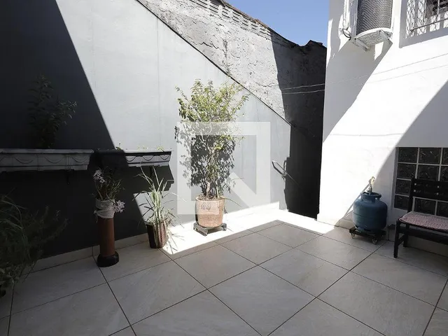 Imagem 3: Localizada na vibrante cidade de Santo André, esta encantadora casa oferece um espaço
