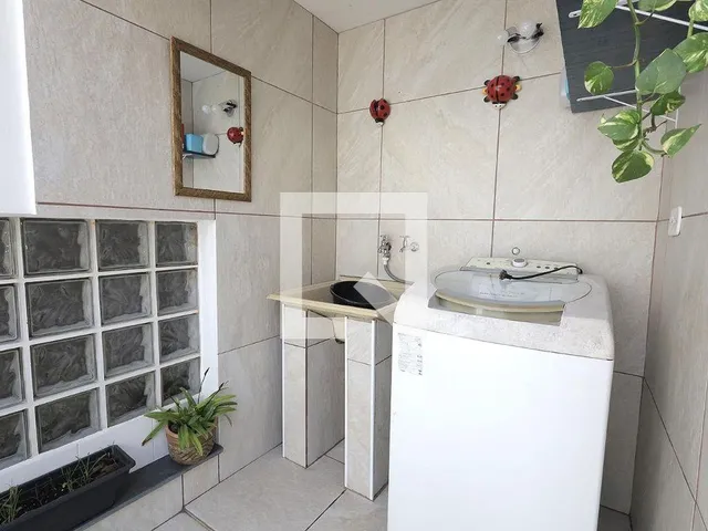 Imagem 4: Localizada na vibrante cidade de Santo André, esta encantadora casa oferece um espaço