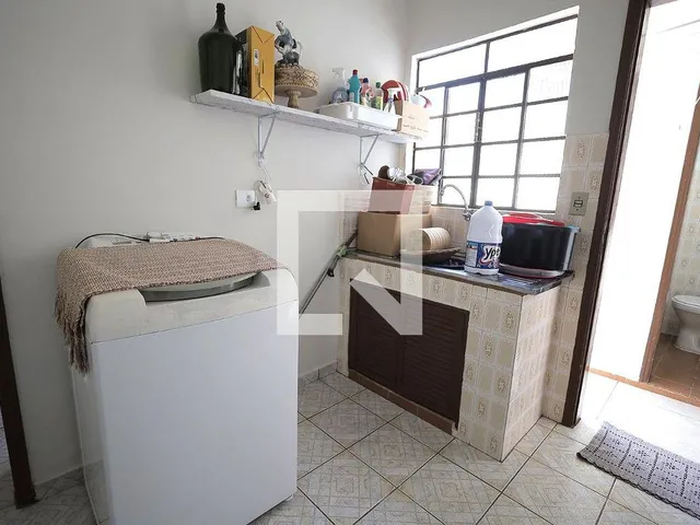 Imagem 15: Localizada na vibrante cidade de Santo André, esta encantadora casa oferece um espaço