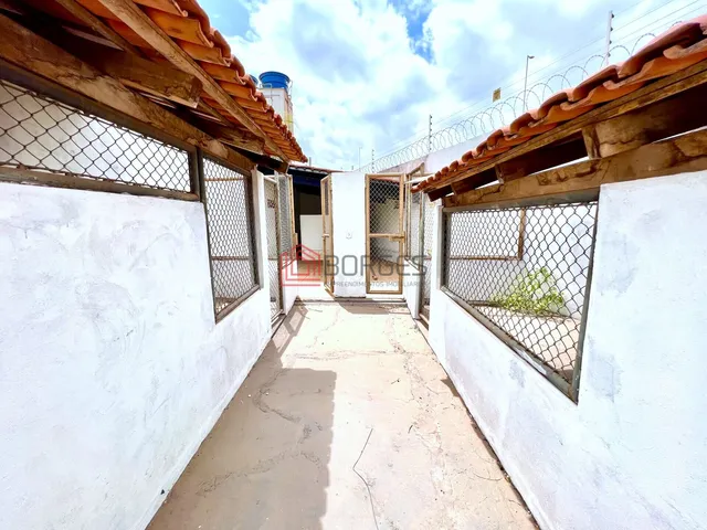 Imagem 8: Casa Enorme Ao Lado do Supermercado Atacadão