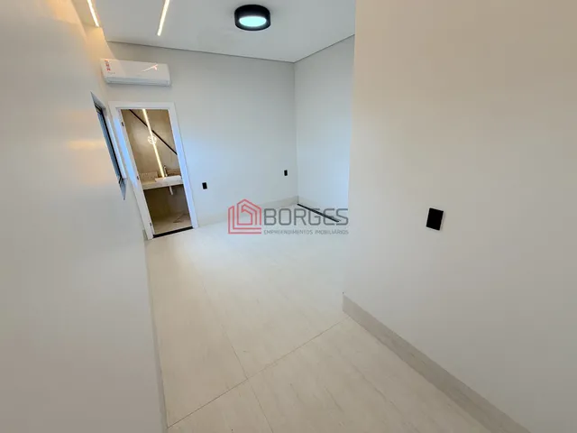 Imagem 13: Casa de Alto Padrão com Elevador, Automação, Piscina Aquecida e Som Integrado no New Ville Residence