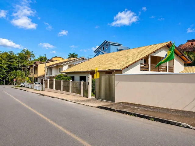 Imagem: Casa com 5 Dormitórios, Terreno Amplo em