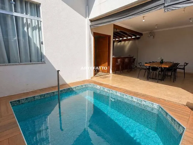 Imagem: A casa possui 3 Dormitórios, 1 Suíte, 3 Banheiros, 4