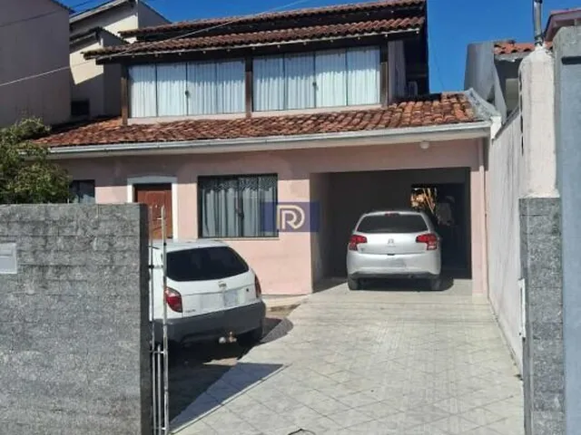 Imagem: A casa possui 3 Dormitórios, 1 Suíte, 1 Banheiro, 2 Vagas