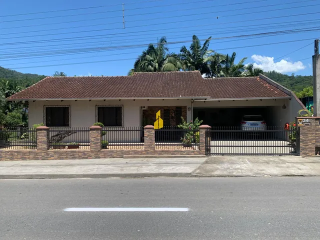 Imagem: Ampla Casa com 3 Dormitórios na Cidade
