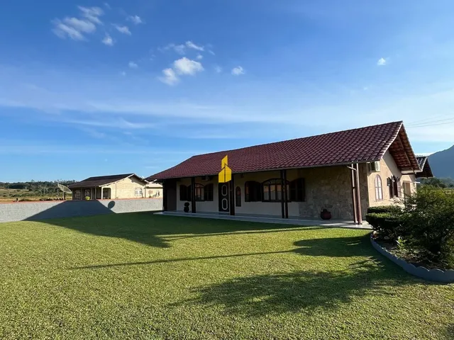 Imagem: Linda Casa com Amplo Terreno na Cidade de