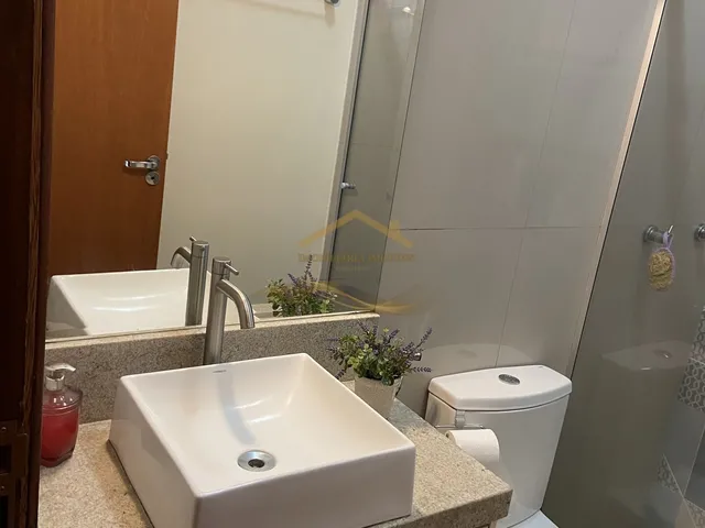 Imagem: A casa possui 6 Dormitórios, 1 Suíte, 4 Banheiros, 4