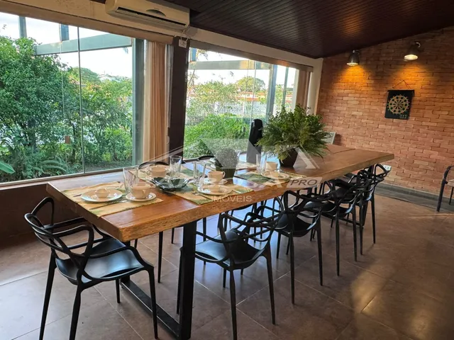 Imagem: A casa possui 3 Dormitórios, 1 Suíte, 2 Banheiros, 2