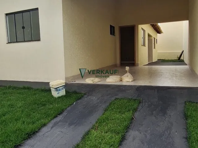 Imagem: A casa possui 2 Dormitórios, 1 Suíte, 1 Banheiro, 1 Vaga