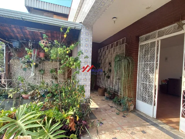 Imagem: Casa com quatro quartos, e duas vagas de