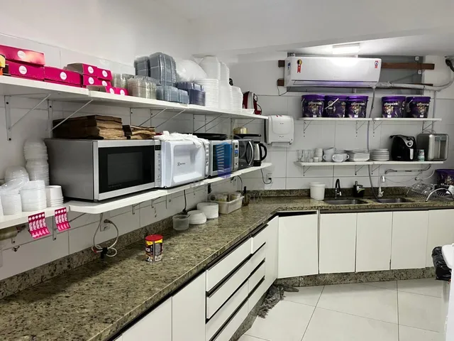 Imagem 6: Ampla Loja na Rua Indaial, com Mobiliário Negociável do Antigo Inquilino