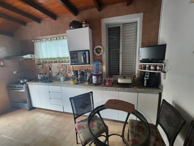 Imagem 3: Ampla Casa, Sozinha no Terreno, Bem Arejada e Ventilada, no Centro de Itajaí