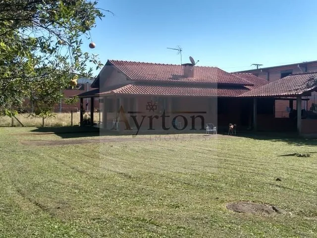 Imagem: A casa possui 6 Dormitórios, 2 Banheiros, 2 Vagas na