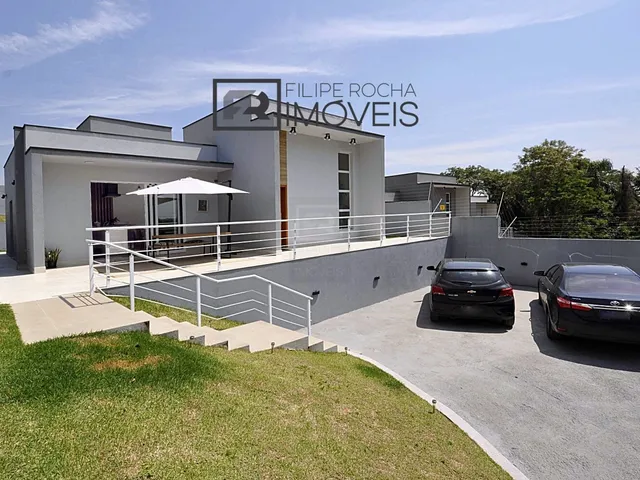 Imagem: A casa possui 3 Dormitórios, 1 Suíte, 2 Banheiros, 4
