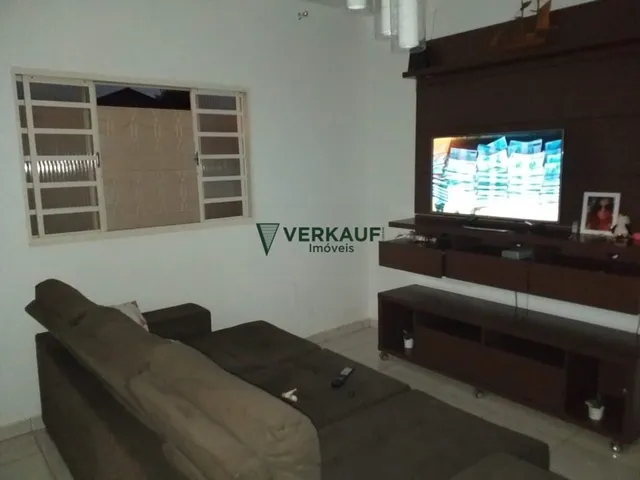 Imagem: A casa possui 3 Dormitórios, 1 Suíte, 2 Banheiros, 3