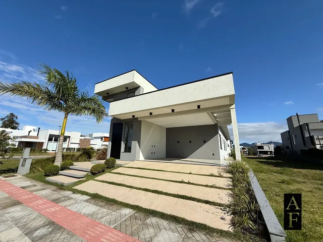 Imagem: A casa possui 3 Dormitórios, 1 Suíte, 3 Banheiros, 2
