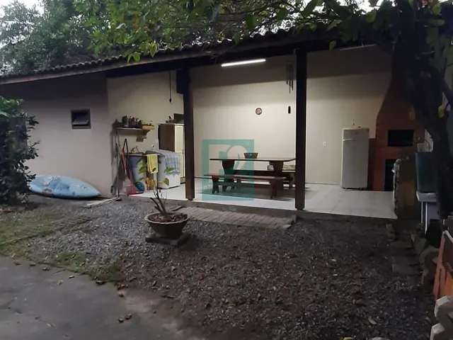 Imagem 2: Casa 3 Dormitórios À Venda na Praia de Mariscal em Bombinhas/Sc