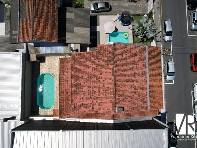 Imagem 2: Linda Casa com Piscina para Locação Anual em Balneário Camboriú Centro - 3 Suítes, 2