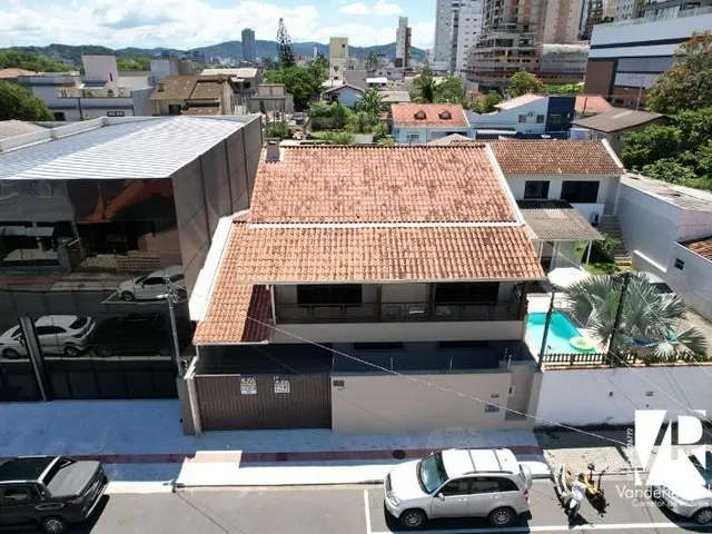 Imagem 4: Linda Casa com Piscina para Locação Anual em Balneário Camboriú Centro - 3 Suítes, 2