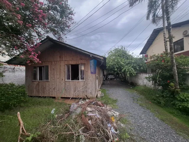 Imagem 2: Terreno com Duas Casas de Madeira para Venda!