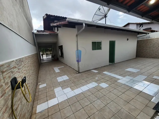 Imagem: Casa com 4 Quartos, Churrasqueira e Bastante
