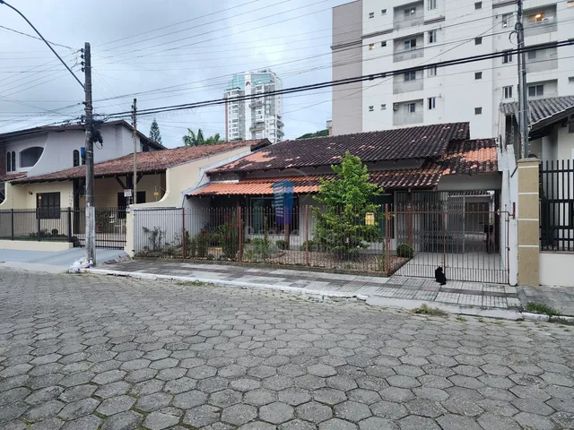 Imagem 4: Casa com 4 Quartos, Churrasqueira e Bastante Espaço para Carros no Dom Bosco - Itajaí - Sc