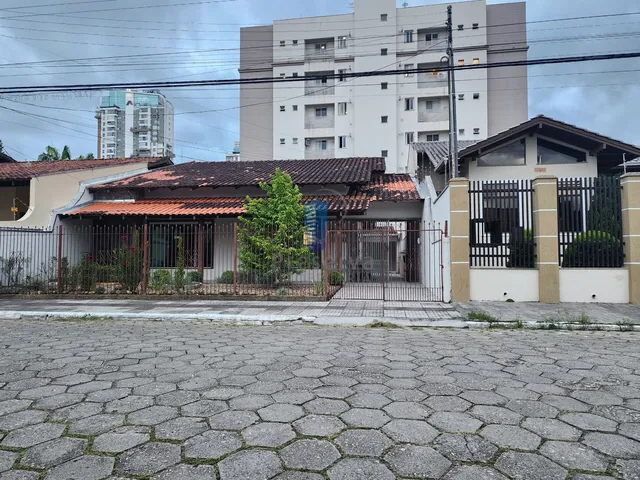 Imagem 3: Casa com 4 Quartos, Churrasqueira e Bastante Espaço para Carros no Dom Bosco - Itajaí - Sc