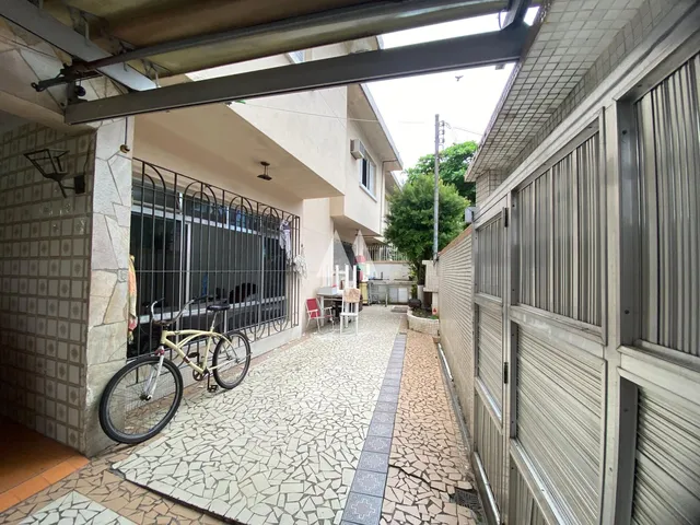 Imagem: Sobrado com 4 Dormitórios À Venda em Santos/Sp