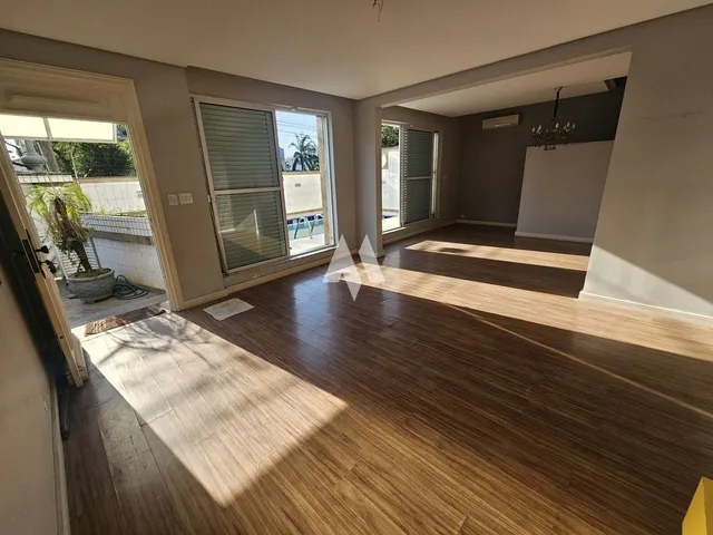 Imagem 10: Sobrado Amplo com Piscina e de Esquina!