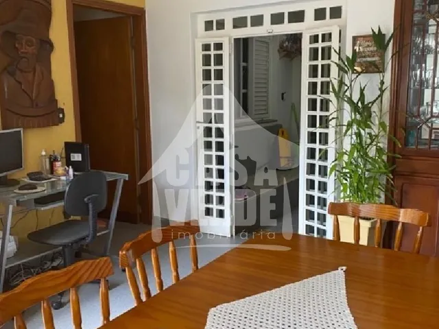 Imagem: A casa possui 3 Dormitórios, 1 Suíte, 2 Banheiros, 4