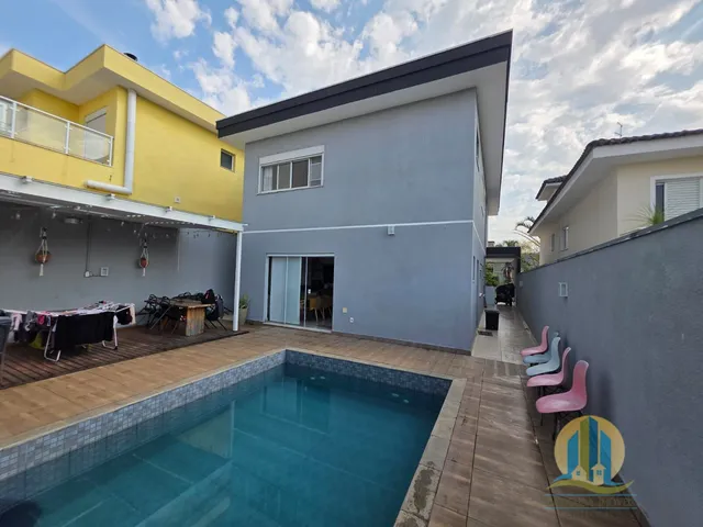Imagem: A casa possui 3 Dormitórios, 3 Suítes, 1 Banheiro, 4