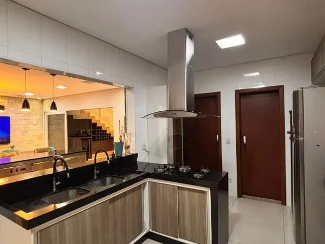 Imagem 3: Casa de Luxo em Condomínio no Jardim Imperial - Cuiabá-MT: 3 Quartos, 3 Suítes, 2