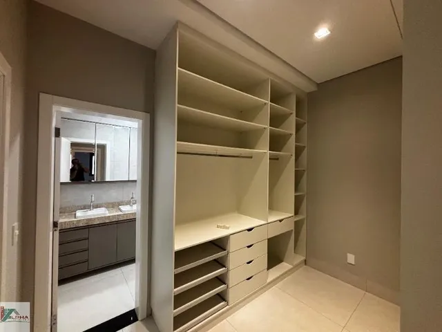 Imagem 2: Casa em condomínio de luxo: 3 quartos, 3 suítes, 3 salas, 4 banheiros, 4 vagas de